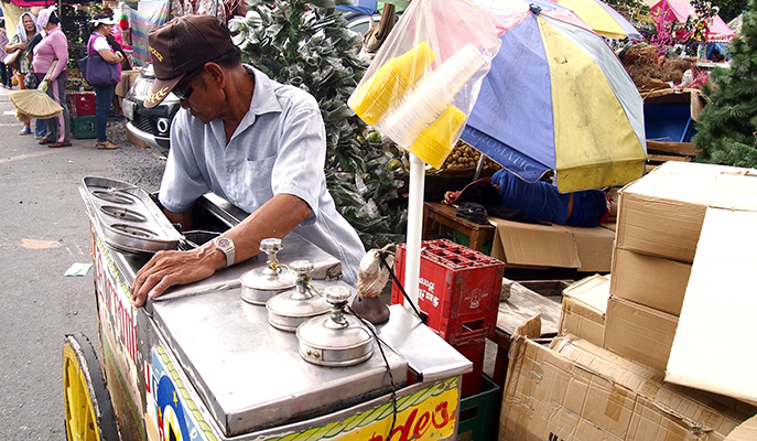 A vendor selling dirty ice cream (Photo: junpinzon / Shutterstock.com)